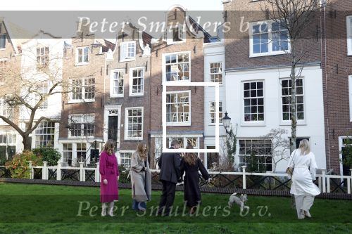 Amsterdam 29 november 2024
Fotouurtje Koninklijk huis met Koning Willem Alexander Koningin Maxima Prinses Amalia Prinses Alexia Prinses Ariane en hun hondje Mambo . De shoot vond plaats op het Begijnhof in het centrum van Amsterdam.