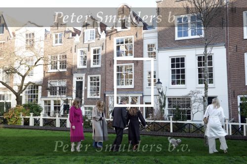 Amsterdam 29 november 2024
Fotouurtje Koninklijk huis met Koning Willem Alexander Koningin Maxima Prinses Amalia Prinses Alexia Prinses Ariane en hun hondje Mambo . De shoot vond plaats op het Begijnhof in het centrum van Amsterdam.