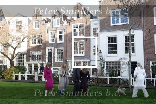 Amsterdam 29 november 2024
Fotouurtje Koninklijk huis met Koning Willem Alexander Koningin Maxima Prinses Amalia Prinses Alexia Prinses Ariane en hun hondje Mambo . De shoot vond plaats op het Begijnhof in het centrum van Amsterdam.