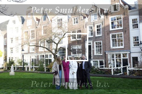 Amsterdam 29 november 2024
Fotouurtje Koninklijk huis met Koning Willem Alexander Koningin Maxima Prinses Amalia Prinses Alexia Prinses Ariane en hun hondje Mambo . De shoot vond plaats op het Begijnhof in het centrum van Amsterdam.