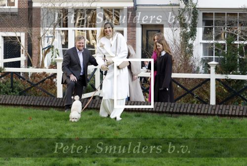 Amsterdam 29 november 2024
Fotouurtje Koninklijk huis met Koning Willem Alexander Koningin Maxima Prinses Amalia Prinses Alexia Prinses Ariane en hun hondje Mambo . De shoot vond plaats op het Begijnhof in het centrum van Amsterdam.