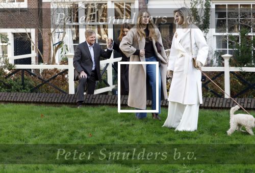 Amsterdam 29 november 2024
Fotouurtje Koninklijk huis met Koning Willem Alexander Koningin Maxima Prinses Amalia Prinses Alexia Prinses Ariane en hun hondje Mambo . De shoot vond plaats op het Begijnhof in het centrum van Amsterdam.