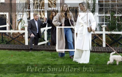 Amsterdam 29 november 2024
Fotouurtje Koninklijk huis met Koning Willem Alexander Koningin Maxima Prinses Amalia Prinses Alexia Prinses Ariane en hun hondje Mambo . De shoot vond plaats op het Begijnhof in het centrum van Amsterdam.