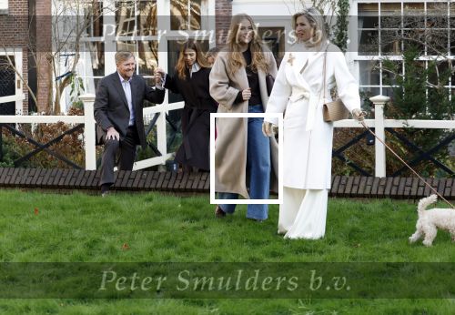 Amsterdam 29 november 2024
Fotouurtje Koninklijk huis met Koning Willem Alexander Koningin Maxima Prinses Amalia Prinses Alexia Prinses Ariane en hun hondje Mambo . De shoot vond plaats op het Begijnhof in het centrum van Amsterdam.
