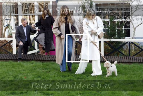 Amsterdam 29 november 2024
Fotouurtje Koninklijk huis met Koning Willem Alexander Koningin Maxima Prinses Amalia Prinses Alexia Prinses Ariane en hun hondje Mambo . De shoot vond plaats op het Begijnhof in het centrum van Amsterdam.