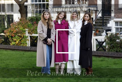 Amsterdam 29 november 2024
Fotouurtje Koninklijk huis met Koning Willem Alexander Koningin Maxima Prinses Amalia Prinses Alexia Prinses Ariane en hun hondje Mambo . De shoot vond plaats op het Begijnhof in het centrum van Amsterdam.