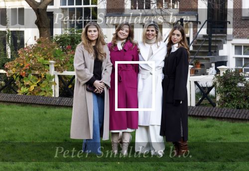 Amsterdam 29 november 2024
Fotouurtje Koninklijk huis met Koning Willem Alexander Koningin Maxima Prinses Amalia Prinses Alexia Prinses Ariane en hun hondje Mambo . De shoot vond plaats op het Begijnhof in het centrum van Amsterdam.