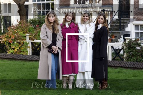 Amsterdam 29 november 2024
Fotouurtje Koninklijk huis met Koning Willem Alexander Koningin Maxima Prinses Amalia Prinses Alexia Prinses Ariane en hun hondje Mambo . De shoot vond plaats op het Begijnhof in het centrum van Amsterdam.