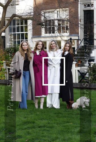 Amsterdam 29 november 2024
Fotouurtje Koninklijk huis met Koning Willem Alexander Koningin Maxima Prinses Amalia Prinses Alexia Prinses Ariane en hun hondje Mambo . De shoot vond plaats op het Begijnhof in het centrum van Amsterdam.