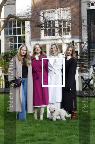 Amsterdam 29 november 2024
Fotouurtje Koninklijk huis met Koning Willem Alexander Koningin Maxima Prinses Amalia Prinses Alexia Prinses Ariane en hun hondje Mambo . De shoot vond plaats op het Begijnhof in het centrum van Amsterdam.
