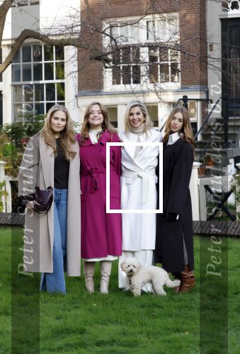 Amsterdam 29 november 2024
Fotouurtje Koninklijk huis met Koning Willem Alexander Koningin Maxima Prinses Amalia Prinses Alexia Prinses Ariane en hun hondje Mambo . De shoot vond plaats op het Begijnhof in het centrum van Amsterdam.