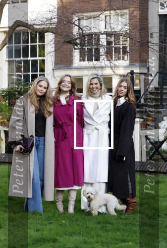 Amsterdam 29 november 2024
Fotouurtje Koninklijk huis met Koning Willem Alexander Koningin Maxima Prinses Amalia Prinses Alexia Prinses Ariane en hun hondje Mambo . De shoot vond plaats op het Begijnhof in het centrum van Amsterdam.