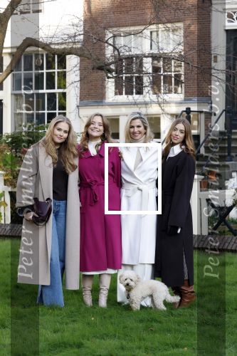 Amsterdam 29 november 2024
Fotouurtje Koninklijk huis met Koning Willem Alexander Koningin Maxima Prinses Amalia Prinses Alexia Prinses Ariane en hun hondje Mambo . De shoot vond plaats op het Begijnhof in het centrum van Amsterdam.