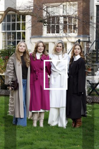 Amsterdam 29 november 2024
Fotouurtje Koninklijk huis met Koning Willem Alexander Koningin Maxima Prinses Amalia Prinses Alexia Prinses Ariane en hun hondje Mambo . De shoot vond plaats op het Begijnhof in het centrum van Amsterdam.