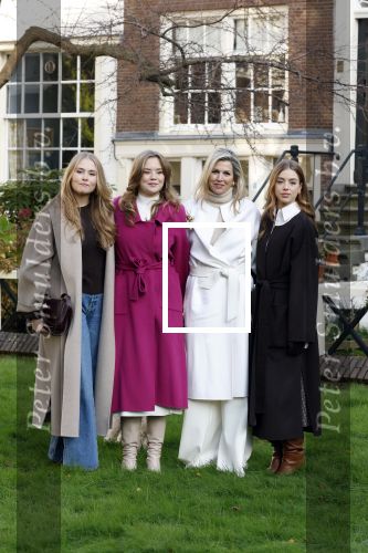 Amsterdam 29 november 2024
Fotouurtje Koninklijk huis met Koning Willem Alexander Koningin Maxima Prinses Amalia Prinses Alexia Prinses Ariane en hun hondje Mambo . De shoot vond plaats op het Begijnhof in het centrum van Amsterdam.