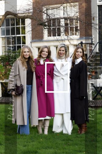 Amsterdam 29 november 2024
Fotouurtje Koninklijk huis met Koning Willem Alexander Koningin Maxima Prinses Amalia Prinses Alexia Prinses Ariane en hun hondje Mambo . De shoot vond plaats op het Begijnhof in het centrum van Amsterdam.