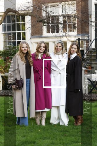 Amsterdam 29 november 2024
Fotouurtje Koninklijk huis met Koning Willem Alexander Koningin Maxima Prinses Amalia Prinses Alexia Prinses Ariane en hun hondje Mambo . De shoot vond plaats op het Begijnhof in het centrum van Amsterdam.
