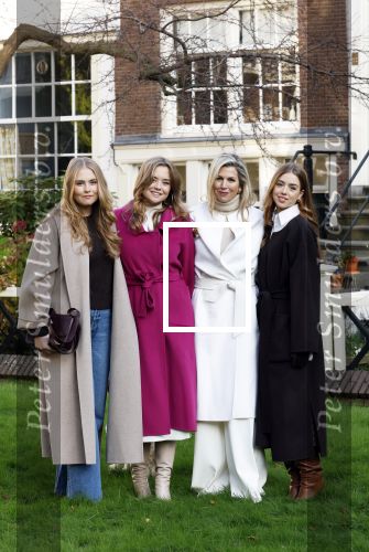 Amsterdam 29 november 2024
Fotouurtje Koninklijk huis met Koning Willem Alexander Koningin Maxima Prinses Amalia Prinses Alexia Prinses Ariane en hun hondje Mambo . De shoot vond plaats op het Begijnhof in het centrum van Amsterdam.