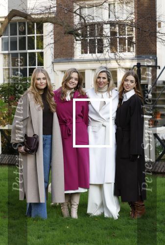 Amsterdam 29 november 2024
Fotouurtje Koninklijk huis met Koning Willem Alexander Koningin Maxima Prinses Amalia Prinses Alexia Prinses Ariane en hun hondje Mambo . De shoot vond plaats op het Begijnhof in het centrum van Amsterdam.