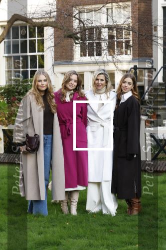 Amsterdam 29 november 2024
Fotouurtje Koninklijk huis met Koning Willem Alexander Koningin Maxima Prinses Amalia Prinses Alexia Prinses Ariane en hun hondje Mambo . De shoot vond plaats op het Begijnhof in het centrum van Amsterdam.