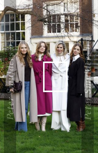 Amsterdam 29 november 2024
Fotouurtje Koninklijk huis met Koning Willem Alexander Koningin Maxima Prinses Amalia Prinses Alexia Prinses Ariane en hun hondje Mambo . De shoot vond plaats op het Begijnhof in het centrum van Amsterdam.