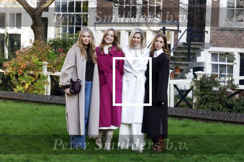Amsterdam 29 november 2024
Fotouurtje Koninklijk huis met Koning Willem Alexander Koningin Maxima Prinses Amalia Prinses Alexia Prinses Ariane en hun hondje Mambo . De shoot vond plaats op het Begijnhof in het centrum van Amsterdam.