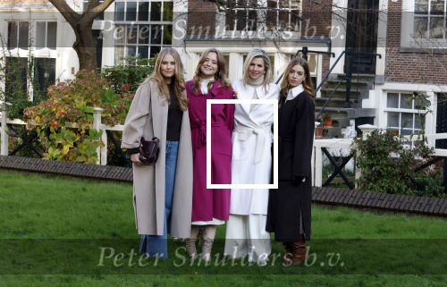 Amsterdam 29 november 2024
Fotouurtje Koninklijk huis met Koning Willem Alexander Koningin Maxima Prinses Amalia Prinses Alexia Prinses Ariane en hun hondje Mambo . De shoot vond plaats op het Begijnhof in het centrum van Amsterdam.