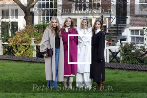 Amsterdam 29 november 2024
Fotouurtje Koninklijk huis met Koning Willem Alexander Koningin Maxima Prinses Amalia Prinses Alexia Prinses Ariane en hun hondje Mambo . De shoot vond plaats op het Begijnhof in het centrum van Amsterdam.