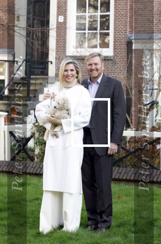 Amsterdam 29 november 2024
Fotouurtje Koninklijk huis met Koning Willem Alexander Koningin Maxima Prinses Amalia Prinses Alexia Prinses Ariane en hun hondje Mambo . De shoot vond plaats op het Begijnhof in het centrum van Amsterdam.