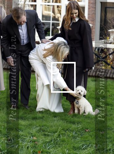 Amsterdam 29 november 2024
Fotouurtje Koninklijk huis met Koning Willem Alexander Koningin Maxima Prinses Amalia Prinses Alexia Prinses Ariane en hun hondje Mambo . De shoot vond plaats op het Begijnhof in het centrum van Amsterdam.