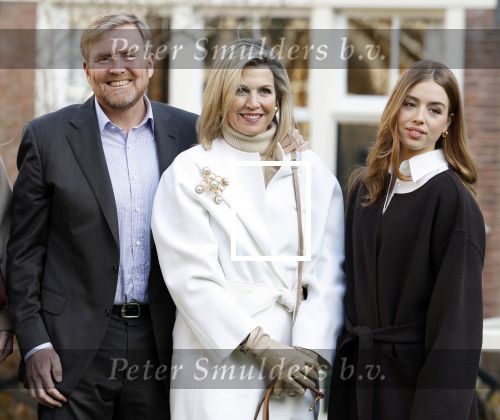 Amsterdam 29 november 2024
Fotouurtje Koninklijk huis met Koning Willem Alexander Koningin Maxima Prinses Amalia Prinses Alexia Prinses Ariane en hun hondje Mambo . De shoot vond plaats op het Begijnhof in het centrum van Amsterdam.