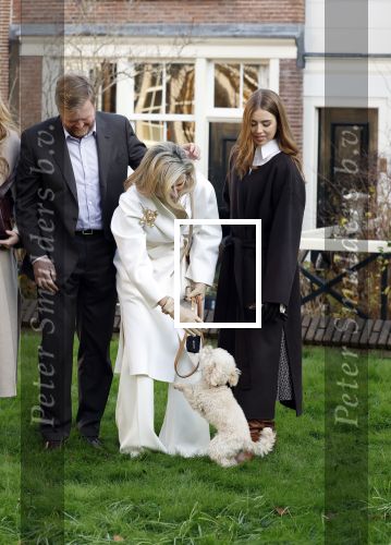 Amsterdam 29 november 2024
Fotouurtje Koninklijk huis met Koning Willem Alexander Koningin Maxima Prinses Amalia Prinses Alexia Prinses Ariane en hun hondje Mambo . De shoot vond plaats op het Begijnhof in het centrum van Amsterdam.