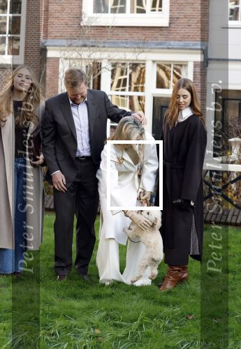 Amsterdam 29 november 2024
Fotouurtje Koninklijk huis met Koning Willem Alexander Koningin Maxima Prinses Amalia Prinses Alexia Prinses Ariane en hun hondje Mambo . De shoot vond plaats op het Begijnhof in het centrum van Amsterdam.