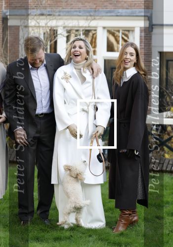 Amsterdam 29 november 2024
Fotouurtje Koninklijk huis met Koning Willem Alexander Koningin Maxima Prinses Amalia Prinses Alexia Prinses Ariane en hun hondje Mambo . De shoot vond plaats op het Begijnhof in het centrum van Amsterdam.