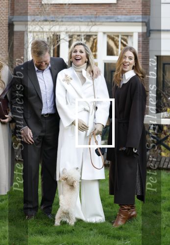 Amsterdam 29 november 2024
Fotouurtje Koninklijk huis met Koning Willem Alexander Koningin Maxima Prinses Amalia Prinses Alexia Prinses Ariane en hun hondje Mambo . De shoot vond plaats op het Begijnhof in het centrum van Amsterdam.