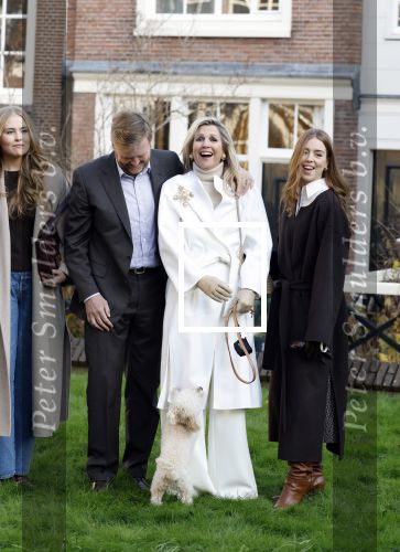Amsterdam 29 november 2024
Fotouurtje Koninklijk huis met Koning Willem Alexander Koningin Maxima Prinses Amalia Prinses Alexia Prinses Ariane en hun hondje Mambo . De shoot vond plaats op het Begijnhof in het centrum van Amsterdam.