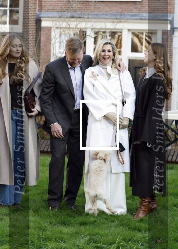 Amsterdam 29 november 2024
Fotouurtje Koninklijk huis met Koning Willem Alexander Koningin Maxima Prinses Amalia Prinses Alexia Prinses Ariane en hun hondje Mambo . De shoot vond plaats op het Begijnhof in het centrum van Amsterdam.