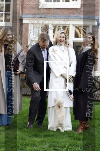 Amsterdam 29 november 2024
Fotouurtje Koninklijk huis met Koning Willem Alexander Koningin Maxima Prinses Amalia Prinses Alexia Prinses Ariane en hun hondje Mambo . De shoot vond plaats op het Begijnhof in het centrum van Amsterdam.