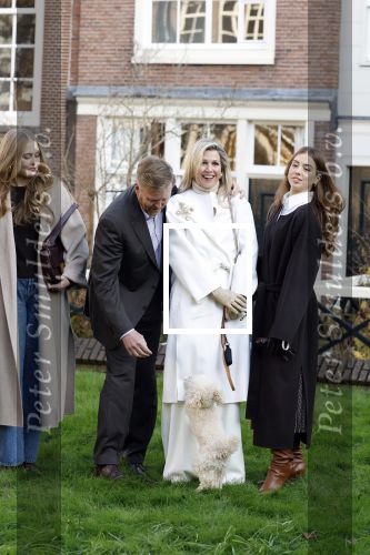 Amsterdam 29 november 2024
Fotouurtje Koninklijk huis met Koning Willem Alexander Koningin Maxima Prinses Amalia Prinses Alexia Prinses Ariane en hun hondje Mambo . De shoot vond plaats op het Begijnhof in het centrum van Amsterdam.
