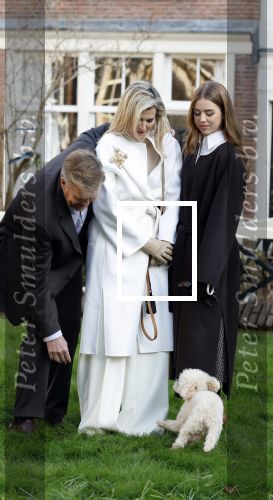 Amsterdam 29 november 2024
Fotouurtje Koninklijk huis met Koning Willem Alexander Koningin Maxima Prinses Amalia Prinses Alexia Prinses Ariane en hun hondje Mambo . De shoot vond plaats op het Begijnhof in het centrum van Amsterdam.