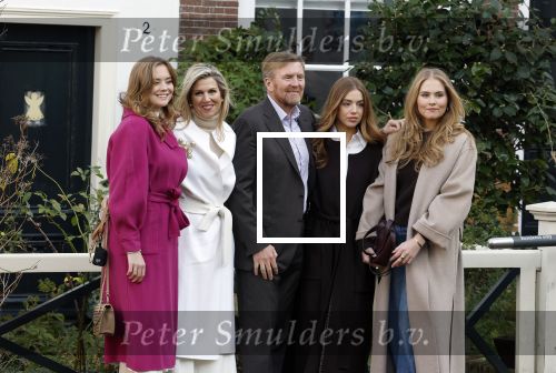 Amsterdam 29 november 2024
Fotouurtje Koninklijk huis met Koning Willem Alexander Koningin Maxima Prinses Amalia Prinses Alexia Prinses Ariane en hun hondje Mambo . De shoot vond plaats op het Begijnhof in het centrum van Amsterdam.