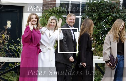 Amsterdam 29 november 2024
Fotouurtje Koninklijk huis met Koning Willem Alexander Koningin Maxima Prinses Amalia Prinses Alexia Prinses Ariane en hun hondje Mambo . De shoot vond plaats op het Begijnhof in het centrum van Amsterdam.