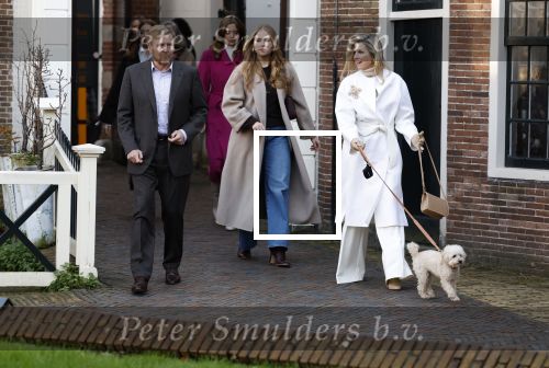 Amsterdam 29 november 2024
Fotouurtje Koninklijk huis met Koning Willem Alexander Koningin Maxima Prinses Amalia Prinses Alexia Prinses Ariane en hun hondje Mambo . De shoot vond plaats op het Begijnhof in het centrum van Amsterdam.