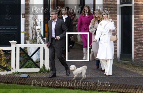 Amsterdam 29 november 2024
Fotouurtje Koninklijk huis met Koning Willem Alexander Koningin Maxima Prinses Amalia Prinses Alexia Prinses Ariane en hun hondje Mambo . De shoot vond plaats op het Begijnhof in het centrum van Amsterdam.