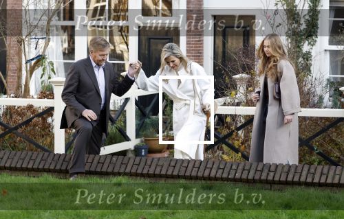 Amsterdam 29 november 2024
Fotouurtje Koninklijk huis met Koning Willem Alexander Koningin Maxima Prinses Amalia Prinses Alexia Prinses Ariane en hun hondje Mambo . De shoot vond plaats op het Begijnhof in het centrum van Amsterdam.