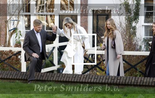 Amsterdam 29 november 2024
Fotouurtje Koninklijk huis met Koning Willem Alexander Koningin Maxima Prinses Amalia Prinses Alexia Prinses Ariane en hun hondje Mambo . De shoot vond plaats op het Begijnhof in het centrum van Amsterdam.