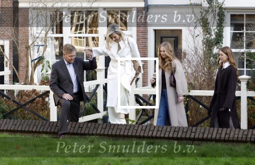 Amsterdam 29 november 2024
Fotouurtje Koninklijk huis met Koning Willem Alexander Koningin Maxima Prinses Amalia Prinses Alexia Prinses Ariane en hun hondje Mambo . De shoot vond plaats op het Begijnhof in het centrum van Amsterdam.