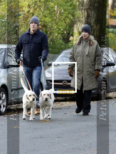Huizen 24 november 2024
Linda de Mol en partner Jeroen Rietbergen aan het wandelen met hun 2 labradors / honden