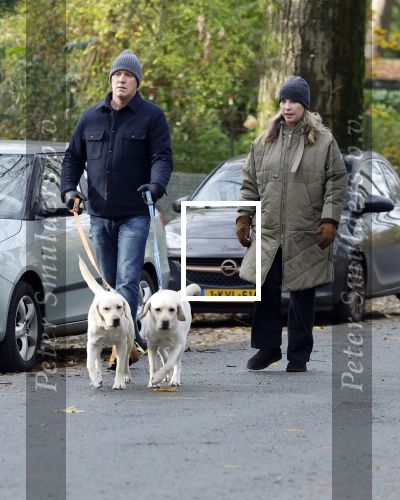 Huizen 24 november 2024
Linda de Mol en partner Jeroen Rietbergen aan het wandelen met hun 2 labradors / honden