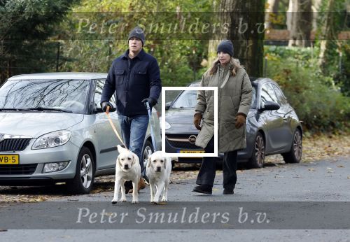 Huizen 24 november 2024
Linda de Mol en partner Jeroen Rietbergen aan het wandelen met hun 2 labradors / honden